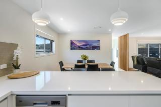 Villa1 New Modern Walk to shops 10min Airport CBD - 2