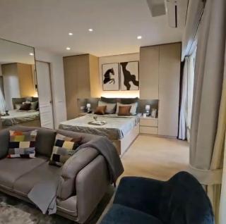 Neon - Royal Nest Aerotel with Pvt Balcony -1 km from Airport - 0
