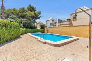 Sun terrace, barbecue and pool - 5