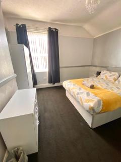 No. 206 - Spacious 5 Bed - Liverpool - 4