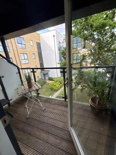 Entire Apartment on Elizabeth Line - Harold Wood - 1