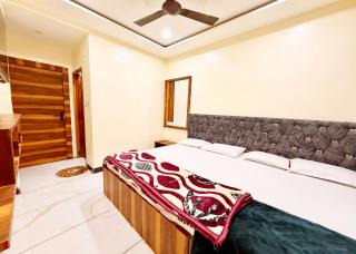 Near Mahakal Temple # Hotel D-e-m-a-n-d ! ujjain, All Room Air conditioned And Spacious, with Wifi -BEST HOTEL IN UJJAIN - Ujjain - 3