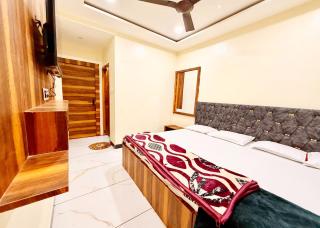 Near Mahakal Temple # Hotel D-e-m-a-n-d ! ujjain, All Room Air conditioned And Spacious, with Wifi -BEST HOTEL IN UJJAIN - Ujjain - 1