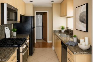 Elegant 2 Bedroom with Sweeping Ocean and Mountain Vistas - Vancouver - 3