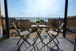Two Bed Two Bath Flat with Balcony Near to Station - Mile End - 0
