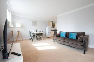 Two Bed Two Bath Flat with Balcony Near to Station - Mile End - 9