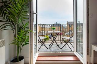 Two Bed Two Bath Flat with Balcony Near to Station - Mile End - 8