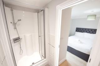 Two Bed Two Bath Flat with Balcony Near to Station - Mile End - 7