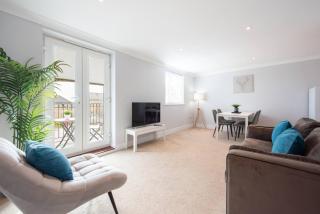 Two Bed Two Bath Flat with Balcony Near to Station - Mile End - 5