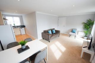 Two Bed Two Bath Flat with Balcony Near to Station - Mile End - 4