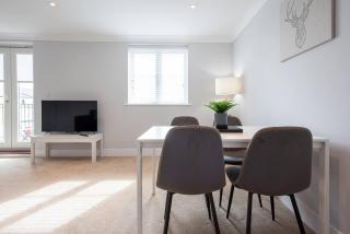 Two Bed Two Bath Flat with Balcony Near to Station - Mile End - 3