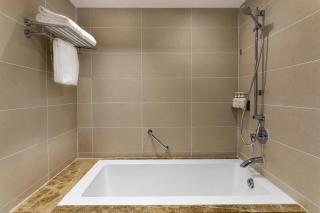 Holiday Inn Cochin by IHG - Kochi - 1