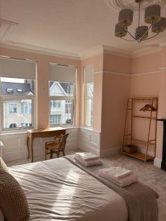 SPACIOUS & STYLISH 5-BEDROOM TOWNHOUSE IN DESIRABLE PEVERELL PLYMOUTH - Plymouth - 3