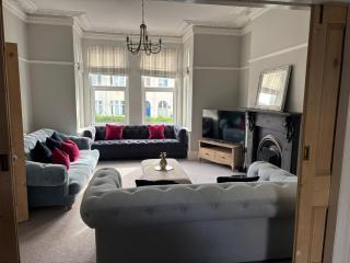SPACIOUS & STYLISH 5-BEDROOM TOWNHOUSE IN DESIRABLE PEVERELL PLYMOUTH - Plymouth - 0
