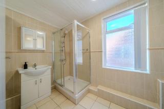 Sleeps 7- Spacious 3 Bed House w Free Parking - Liverpool - 7