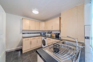 Sleeps 7- Spacious 3 Bed House w Free Parking - Liverpool - 3