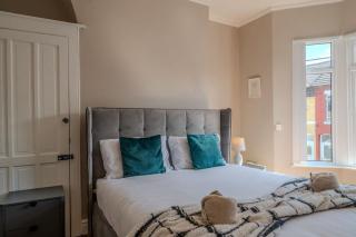 Sleeps 7- Spacious 3 Bed House w Free Parking - 2