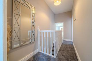 Sleeps 7- Spacious 3 Bed House w Free Parking - Liverpool - 1