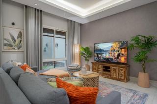 Stylish 3BR Majdiah Apt - Prime Location - Pool & Gym - Keyless Self Entry - Riyad - 0