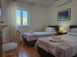 APARTMENTS JELENA SUPETAR - three apartments - a small house with a private yard - two-room apartment with a sea view - three-room apartment with garden and barbecue - free parking - Supetar - 4