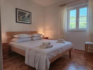 APARTMENTS JELENA 1,2,3,4 & 5 SUPETAR - free parking - 1