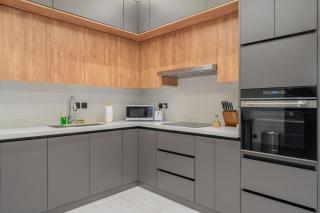Stylish 3BR Majdiah Apt - Prime Location - Pool & Gym - Keyless Self Entry - Riyad - 1