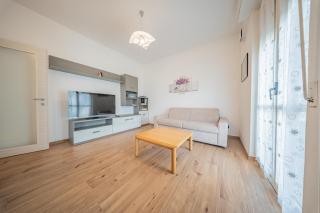 Lake-View Apartment, 1 Min Walk from the Lake - 2