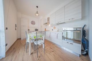 Lake-View Apartment, 1 Min Walk from the Lake - 5