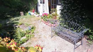 Cosy cottage+ secluded garden - 9