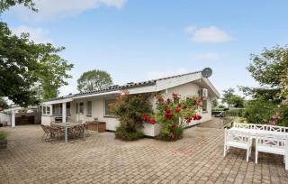 Four-Bedroom Holiday Home In Stroby - Strøby - 2