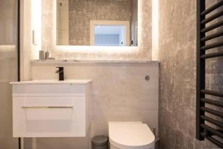 Palm Tree House - Orpington - 9