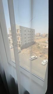 A studio with a master bed and a room with two beds استديو بسرير ماستر بالاضافة لغرفة بسريرين - Dschāzān - 3