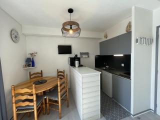 Appartement T1 à 50m du lac avec piscine, salle de jeux et parking, idéal famille/amis - FR-1-379-63 - 4