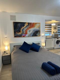 Watford Junction, King Size Bed - Watford - 9