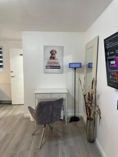 Watford Junction, King Size Bed - Watford - 6