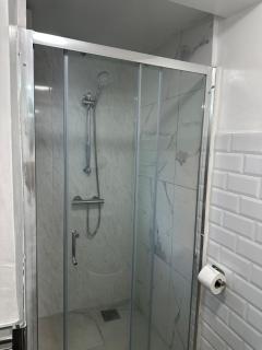 Watford Junction, King Size Bed - Watford - 4