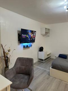Watford Junction, King Size Bed - Watford - 2