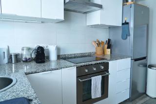 Central & Stylish Beach Flat - 9