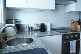 Central & Stylish Beach Flat - 5