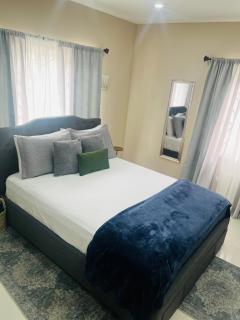 CENTRAL Location, KINGSTON, 1 Queen BDR, AC, WiFi, HOT WATER, FREE Parking Beyond The Salt MODERN Apt - Kingston - 0