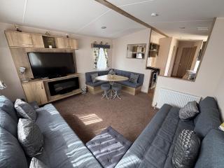 Palm Grove 118 - Golden Palm Resort - pet friendly, Wi-Fic close to the beach - Meadow Lakes Caravan & Lodge Hire - Chapel Saint Leonards - 7