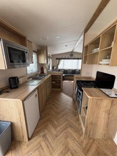 Palm Grove 118 - Golden Palm Resort - pet friendly, Wi-Fic close to the beach - Meadow Lakes Caravan & Lodge Hire - Chapel Saint Leonards - 5