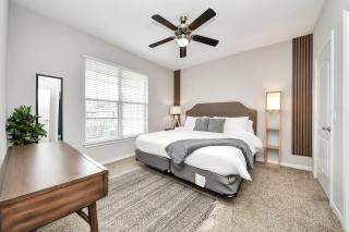Modern 1BR Retreat Open Layout, Workspace, Views - Magnolia - 3
