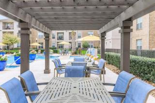 Modern 1BR Retreat Open Layout, Workspace, Views - Magnolia - 1