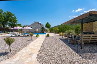 Villa Lugareva with 52 sqm private pool, 4 bedrooms, 4 bathrooms, summer kitchen, traditional environment, playground - Makarska (Macarsca) - 3