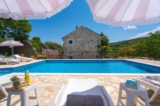 Villa Lugareva with 52 sqm private pool, 4 bedrooms, 4 bathrooms, summer kitchen, traditional environment, playground - Makarska (Macarsca) - 1