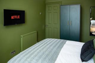 The Rockfield by Serene Stays Stylish 6BR near Anfield with Bar Parking Virgin Media and Fast WiFi - Liverpool - 4