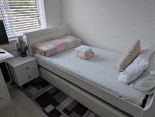 Spacious & Breezy Room - Dinnington - 6