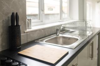 Contractor Stay Cardiff 3 Bedroom House with Parking - 2