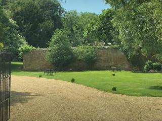 Belvoir Vale Cottage - Hall grounds - - 7